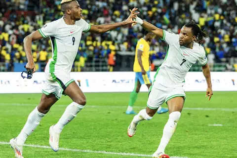  لوكمان وأوسيمين يقودان تشكيل نيجيريا أمام ليسوتو في تصفيات كأس العالم